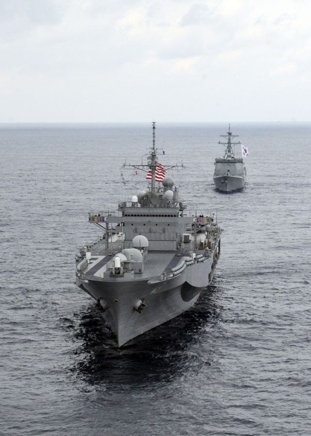 Tàu khu trục Aegis Hàn Quốc hộ tống tàu tàu chỉ huy Mỹ tuần tra ở biển Nhật Bản (2012)